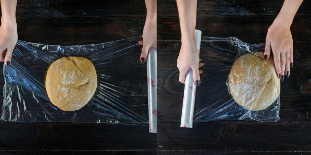 Clásico "Medovik" con crema agria: envuelva la masa en una envoltura de plástico 