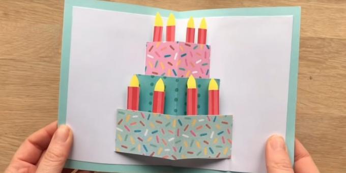 Cómo hacer una tarjeta de felicitación con un pastel de cumpleaños con las manos
