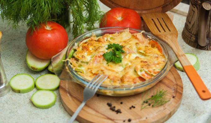 Cazuela de calabacín con tomate y queso