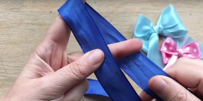 cómo atar un arco: envolver la cinta de dedos