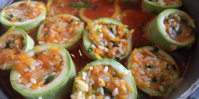 Calabacín relleno con arroz y verduras y guisada en salsa de tomate