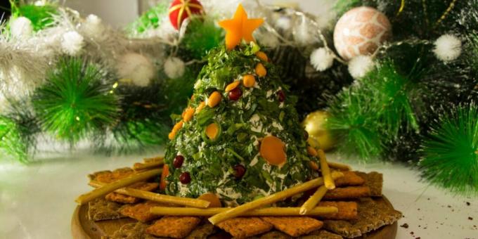Merienda de año nuevo con queso y jamón en forma de árbol de Navidad