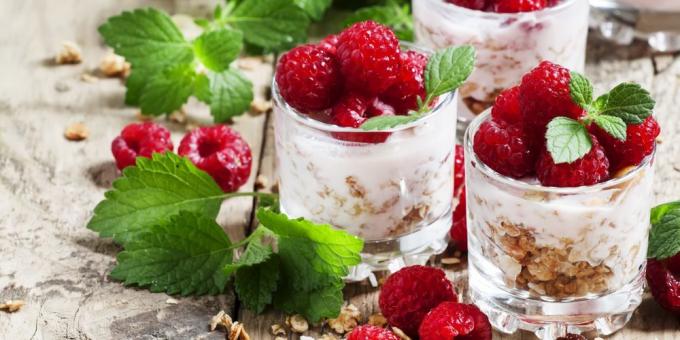 qué comer antes de un entrenamiento: yogur con frutas y granola