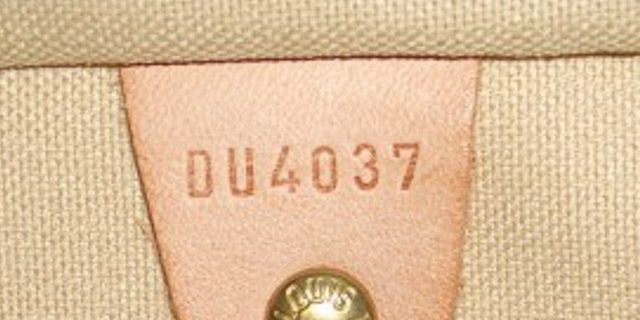 Original y falso Louis Vuitton: en el interior debe ser estampado el número de serie