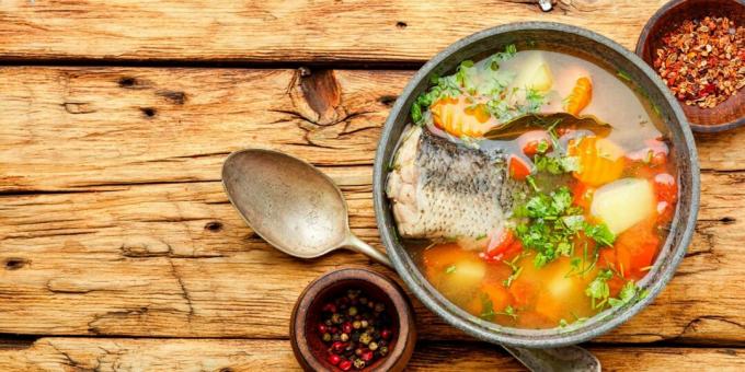 Sopa de cabeza y rabo de pescado con verduras