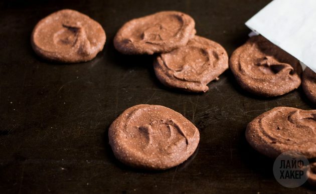 Enfríe las galletas con chispas de chocolate después de hornearlas, luego retírelas del pergamino.
