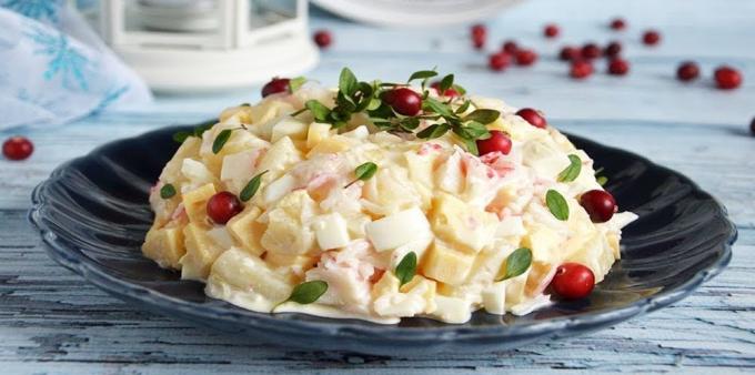 Ensalada con palitos de cangrejo, piña, queso y huevos