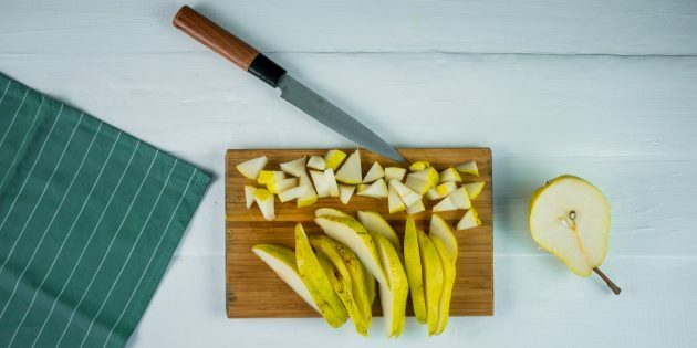 Tarta de peras y nueces: cortar las peras