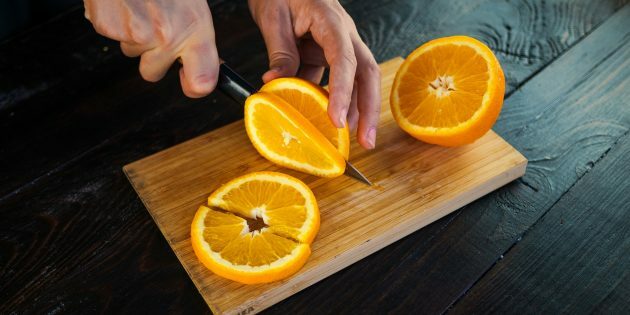 Mermelada de albaricoque y naranja: picar las naranjas