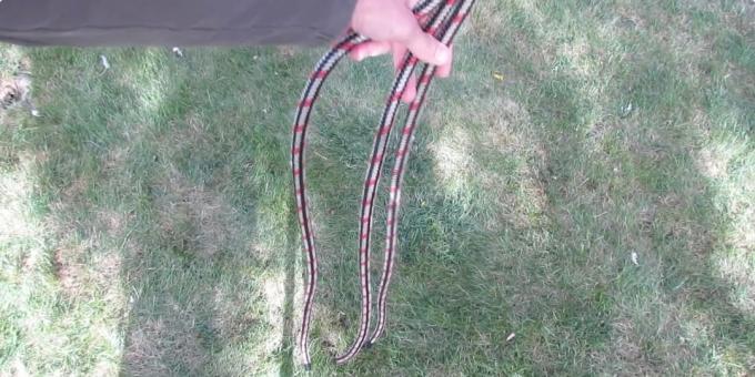 Mover los brazos: apretar el nudo de la cuerda principal de la rama
