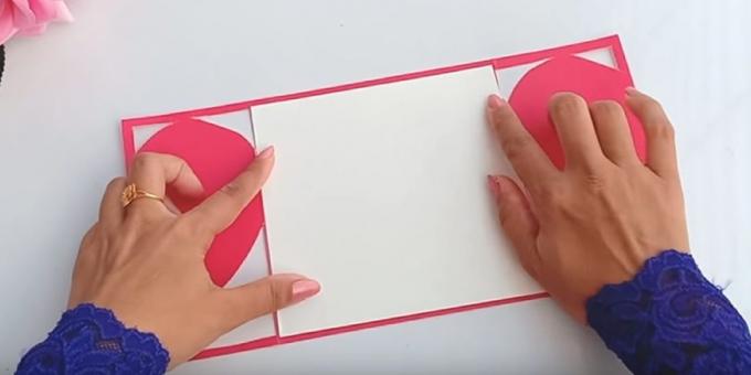 Cortar un trozo de papel blanco del tamaño de la parte posterior de las tarjetas