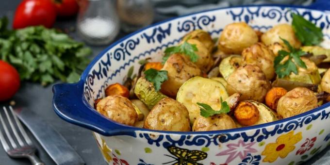 Patatas nuevas al horno con calabacín