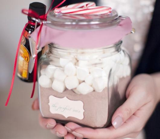Cómo hacer regalos en la víspera de Año Nuevo con sus propias manos: Ajuste para el chocolate caliente