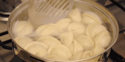 Cómo cocinar las bolas de masa en una placa
