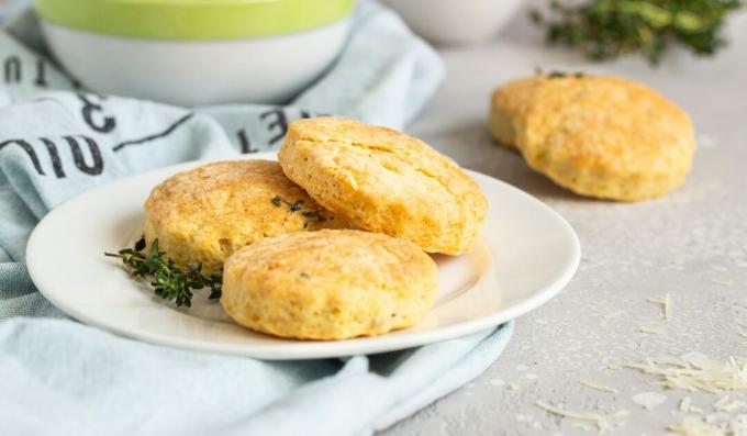 Galletas de queso con hierbas y ralladura de limón