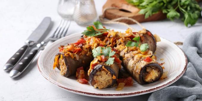 Rollitos de berenjena con pollo y verduras al horno