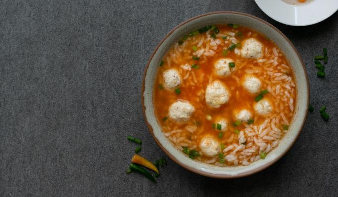 Sopa con albóndigas, arroz y tomates