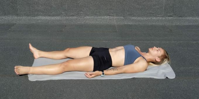 Ejercicios simples de yoga: postura del cadáver