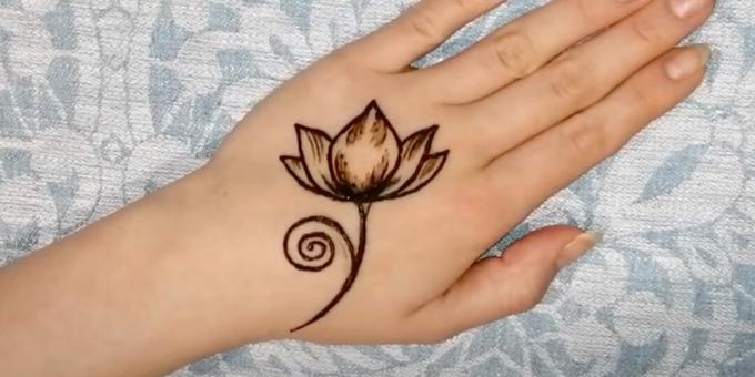 Dibujos de henna en la mano: dibuja el tronco y las ramas.