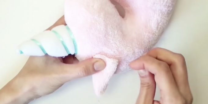 Cómo hacer un peluche: coser el cuerno y las orejas
