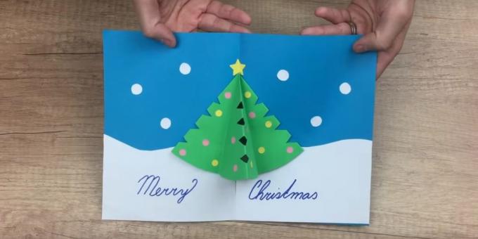 Tarjeta de Navidad con sus propias manos con el árbol de Navidad en el interior del volumétrica