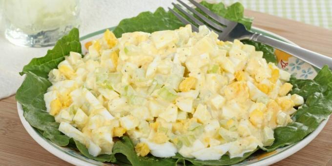 Ensalada de huevo con pepinos y apio