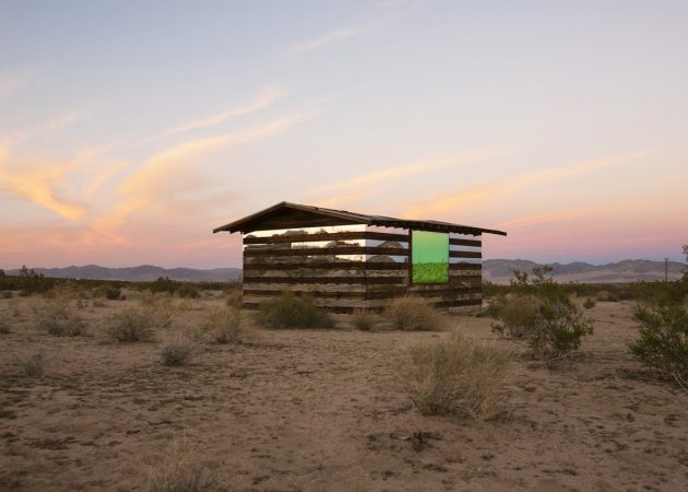 casa transparente hecha de paneles de vidrio Court House, lúcido Stead