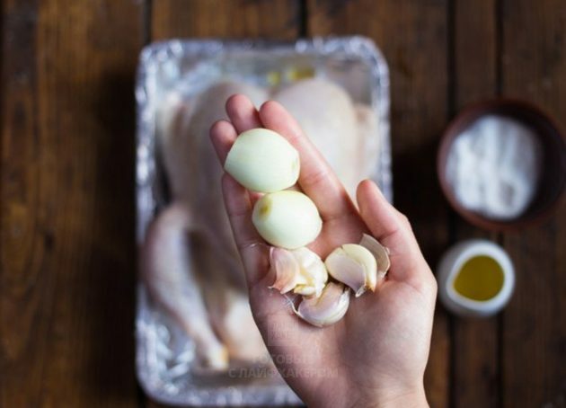 Pollo al horno con limón: agregue verduras al pollo