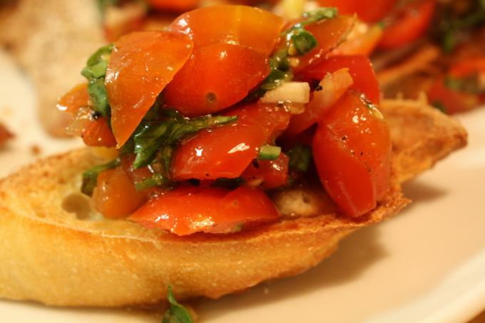 Bruschetta con tomate y albahaca 