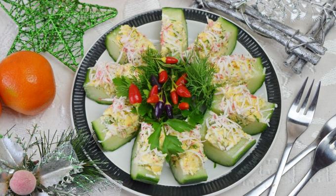 Aperitivo rápido de pepinos con palitos de cangrejo