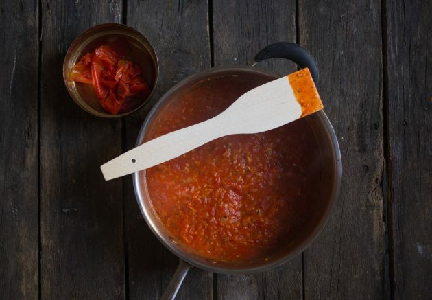 Cómo hacer una cazuela de albóndigas italianas: agregue tomates a su asado