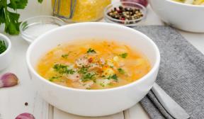 Sopa de repollo con pescado enlatado en olla de cocción lenta