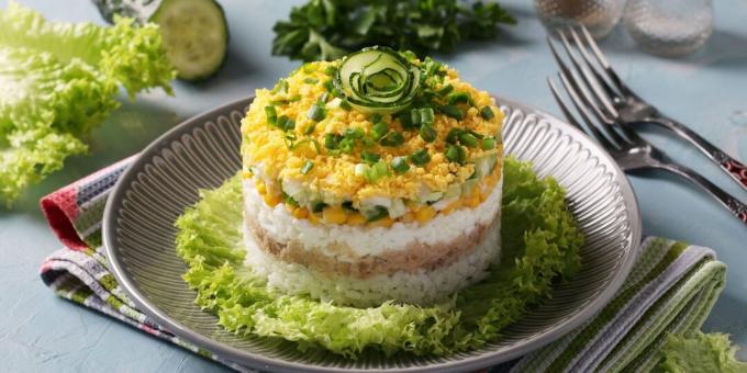 Ensalada en capas con arroz e hígado de bacalao