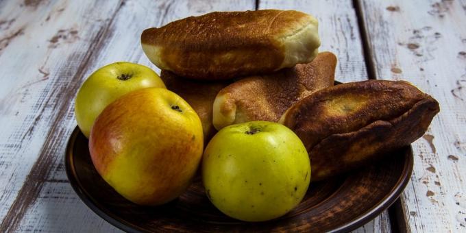 Tortas de masa sin levadura con manzanas y peras