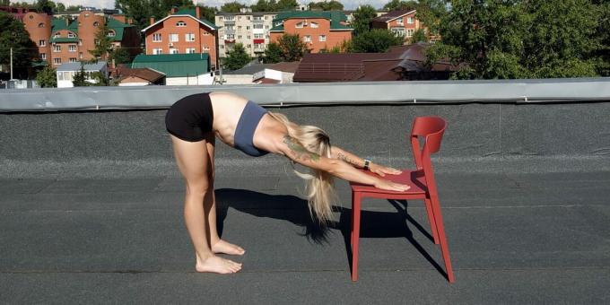 Ejercicios simples de yoga: flexión hacia adelante de pie