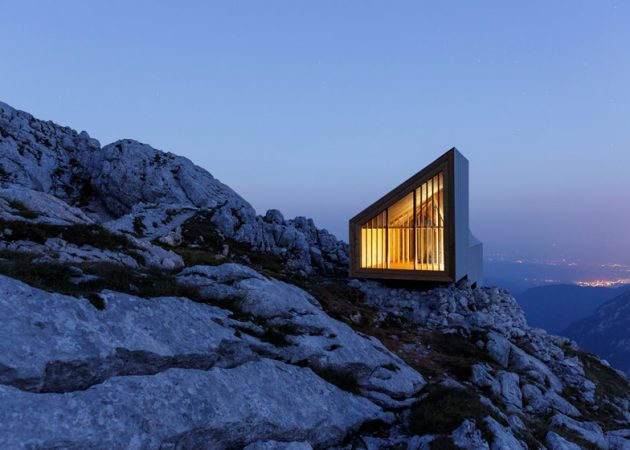 La casa de la cima de la montaña para escaladores de recreación