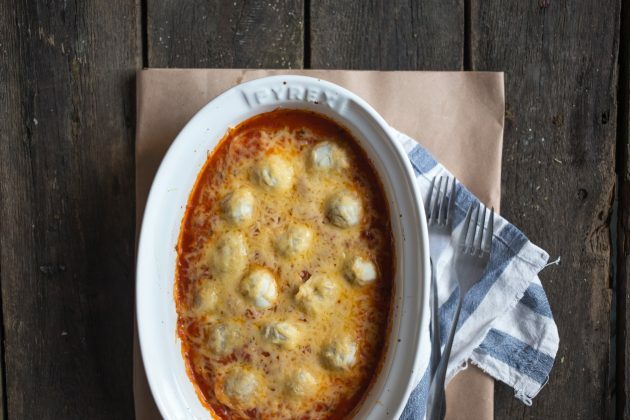 Deje la cazuela de albóndigas en el horno sin papel de aluminio durante 12-15 minutos.