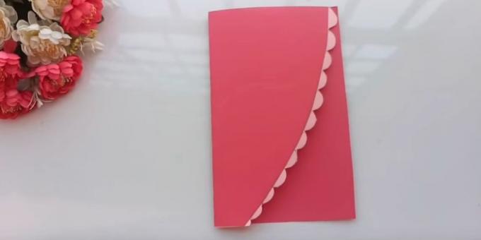 Tarjeta de cumpleaños con sus propias manos: Cortar la hoja de papel de color rosa en la mitad a lo ancho