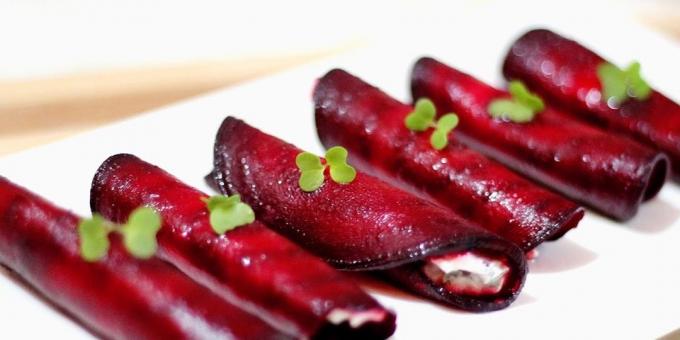 rollos de remolacha con relleno de queso picante