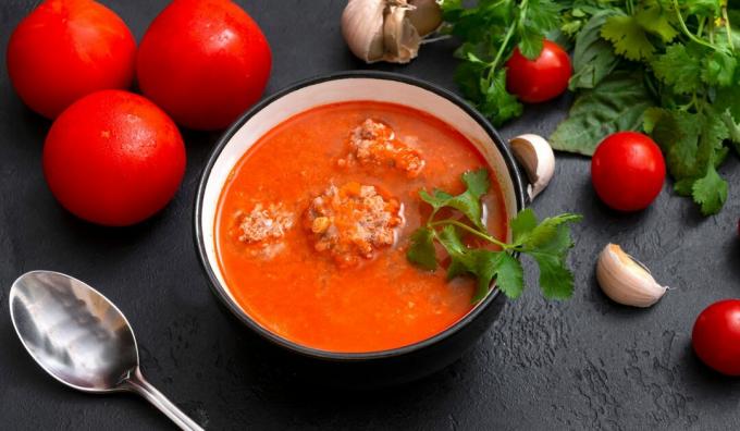 Sopa de tomate con arroz y albóndigas