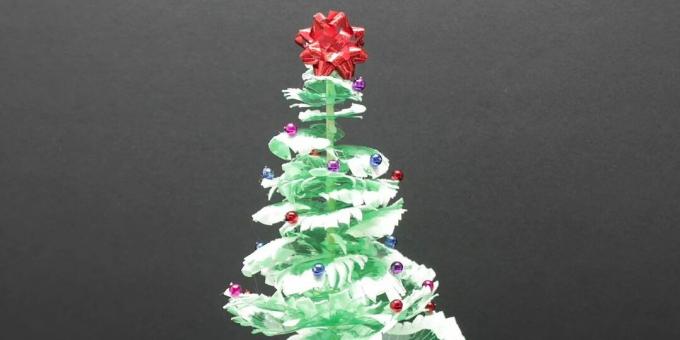 Cómo hacer un árbol de Navidad con botellas de plástico con tus propias manos.