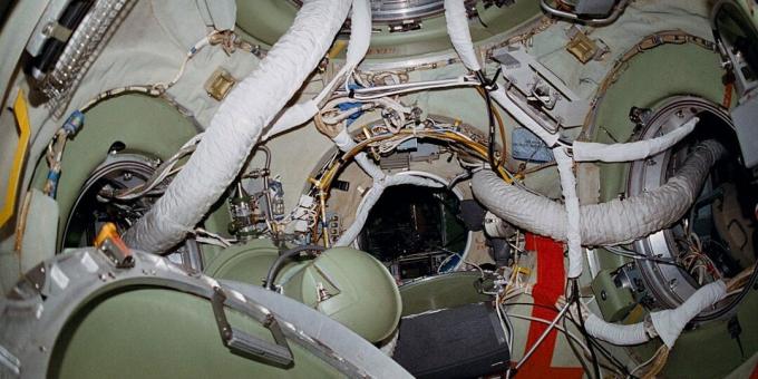 Interior del compartimento de acoplamiento de la estación orbital Mir