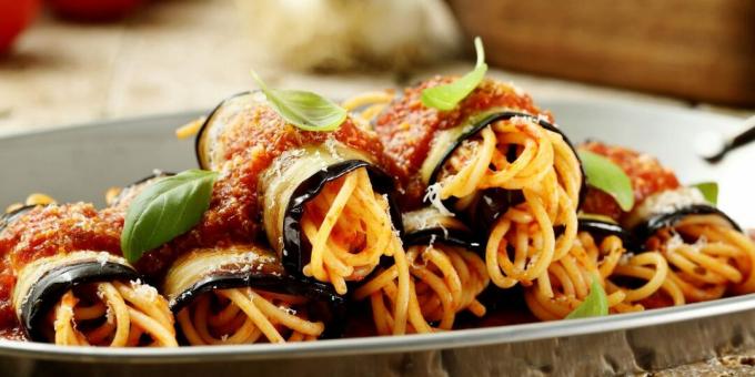 Rollitos de berenjena con espaguetis y salsa de tomate