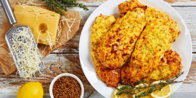 Filete de pollo al horno bajo tapa de queso y huevo