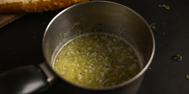 Cómo hacer crutones de queso con ajo: Derretir la mantequilla con ajo picado y hierbas frescas