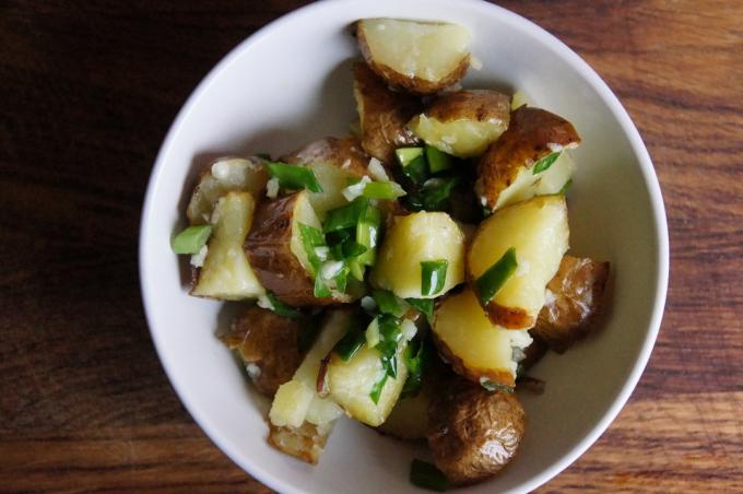Patatas con las cebollas verdes y el ajo