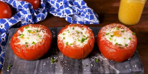 Cómo cocinar los huevos en el horno: huevos al horno en la cesta de tomates