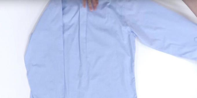 Cómo doblar una camisa: aplicar primero un brazo en el borde de la camisa