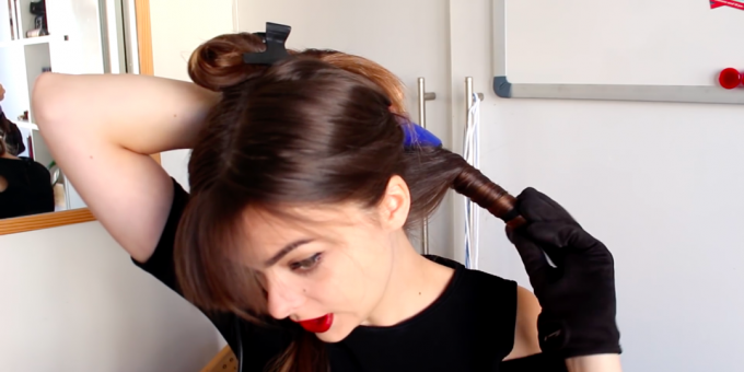 Peinados con flequillo: enrolla tu cabello en un rizador