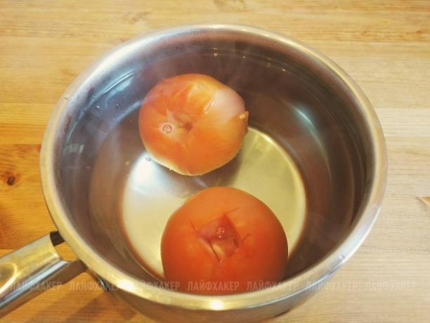 Receta Sloppy Joe Burger: ponga los tomates en agua caliente durante un par de minutos